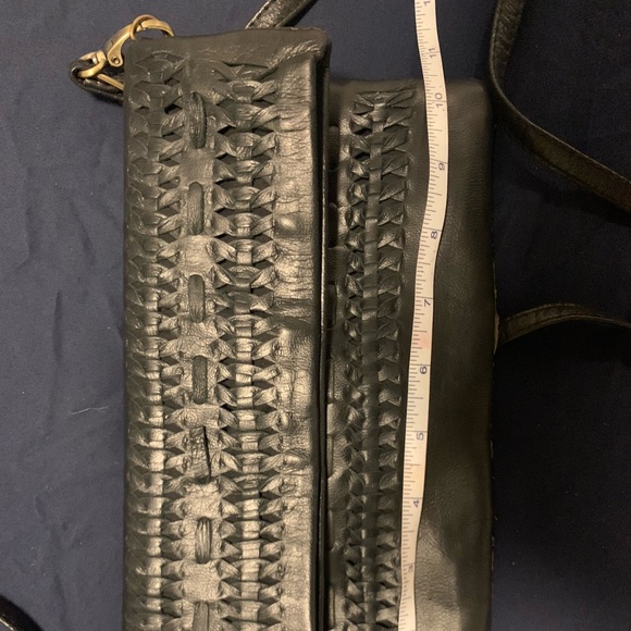 Black detailed magnet close cross body bag - Picture 4 of 6